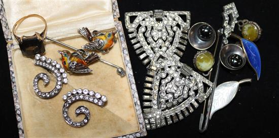 A 9ct gold ring and assorted costume jewellery.
